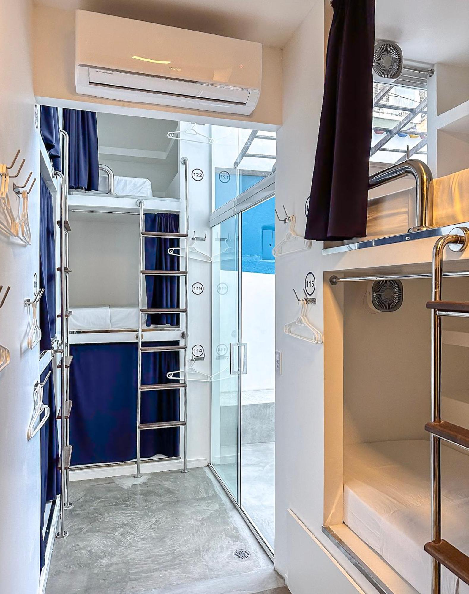 Cama em Dormitório Misto com 12 Camas